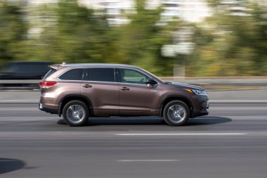 Ukrayna, Kyiv - 24 Eylül 2020: Kahverengi araba caddede ilerliyor