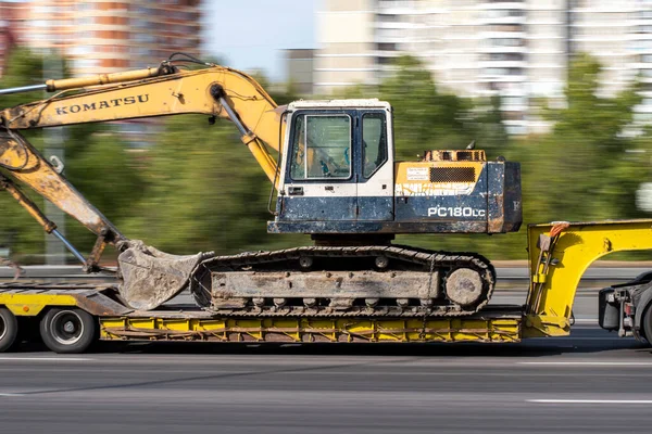 Şehrin Caddesinde Traktörlü Bir Kamyon Platformu Hareket Ediyor — Stok fotoğraf