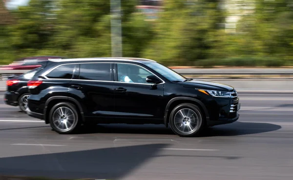 Ukraine Kyiv September 2020 Black Red Cars Moving Street — Stock Photo, Image