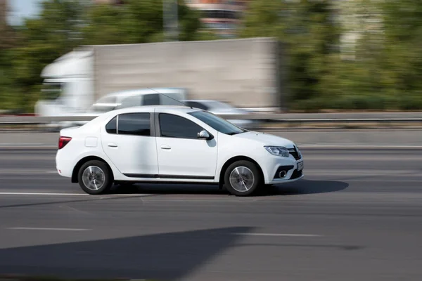 Ukraine Kiew September 2020 Weißer Renault Logan Auf Der Straße — Stockfoto