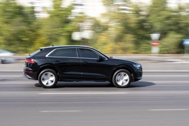 Ukrayna, Kyiv - 24 Eylül 2020: Siyah araba sokakta hareket ediyor