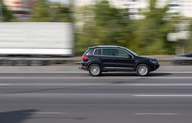 Ukrayna, Kyiv - 24 Eylül 2020: Siyah ve kırmızı arabalar sokakta ilerliyor