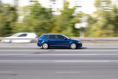 Ukrayna, Kyiv - 24 Eylül 2020: Mavi araba yolda ilerliyor