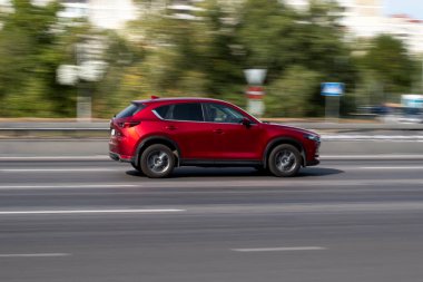 Ukrayna, Kyiv - 24 Eylül 2020: Kırmızı araba yolda ilerliyor