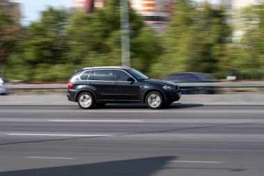 Ukrayna, Kyiv - 24 Eylül 2020: Siyah ve kırmızı arabalar sokakta ilerliyor