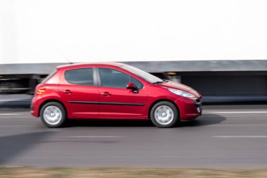 Ukrayna, Kyiv - 24 Eylül 2020: Kırmızı araba yolda ilerliyor