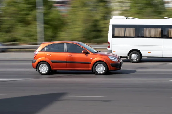 Ukraine Kyiv September 2020 Orange Car Moving Street — Stock Photo, Image