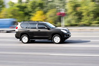 Ukrayna, Kyiv - 24 Eylül 2020: Gri araba yolda ilerliyor