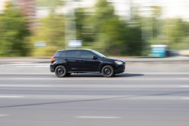 Ukrayna, Kyiv - 24 Eylül 2020: Siyah araba sokakta hareket ediyor