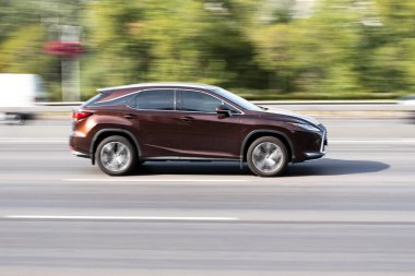 Ukrayna, Kyiv - 24 Eylül 2020: Kahverengi araba caddede ilerliyor