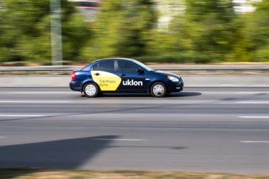 Ukrayna, Kyiv - 24 Eylül 2020: Uklon taksi yolda ilerliyor
