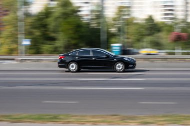 Ukrayna, Kyiv - 24 Eylül 2020: Siyah araba sokakta hareket ediyor