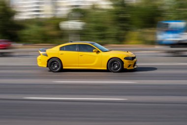 Ukrayna, Kyiv - 24 Eylül 2020: Sarı araba sokakta ilerliyor