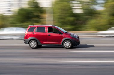 Ukrayna, Kyiv - 24 Eylül 2020: Kırmızı araba yolda ilerliyor