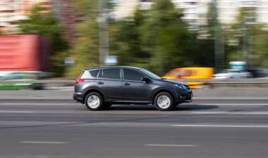 Ukrayna, Kyiv - 24 Eylül 2020: Siyah araba sokakta hareket ediyor