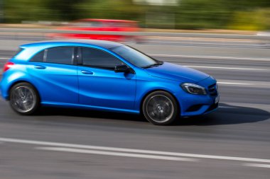 Ukrayna, Kyiv - 24 Eylül 2020: Mavi araba yolda ilerliyor