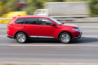 Ukrayna, Kyiv - 24 Eylül 2020: Kırmızı araba yolda ilerliyor