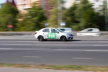 Ukrayna, Kyiv - 24 Eylül 2020: Sürgülü taksi caddede ilerliyor