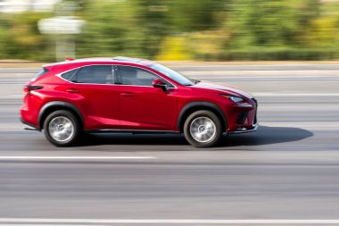 Ukrayna, Kyiv - 24 Eylül 2020: Kırmızı araba yolda ilerliyor