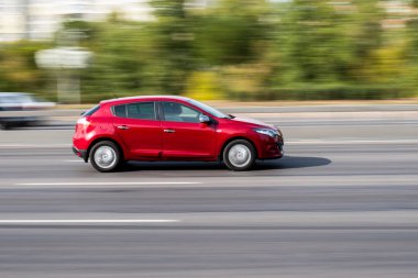 Ukrayna, Kyiv - 24 Eylül 2020: Kırmızı araba yolda ilerliyor