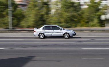 Ukrayna, Kyiv - 24 Eylül 2020: Gri araba yolda ilerliyor