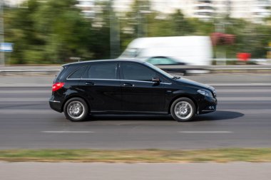 Ukrayna, Kyiv - 24 Eylül 2020: Siyah araba sokakta hareket ediyor