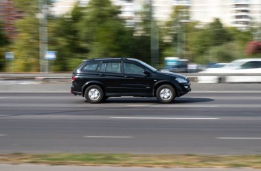 Ukrayna, Kyiv - 24 Eylül 2020: Siyah araba sokakta hareket ediyor