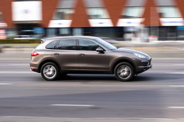 Ukrayna, Kyiv - 24 Eylül 2020: Kahverengi araba caddede ilerliyor