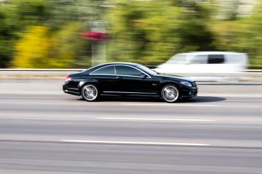 Ukrayna, Kyiv - 24 Eylül 2020: Siyah araba sokakta hareket ediyor