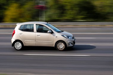 Ukrayna, Kyiv - 24 Eylül 2020: Gri araba yolda ilerliyor