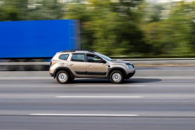 Ukrayna, Kyiv - 24 Eylül 2020: Kahverengi araba caddede ilerliyor