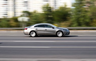 Ukrayna, Kyiv - 24 Eylül 2020: Gri araba yolda ilerliyor