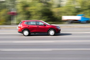 Ukrayna, Kyiv - 24 Eylül 2020: Kırmızı araba yolda ilerliyor