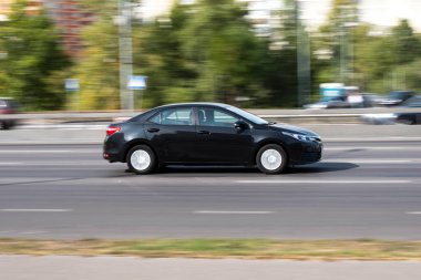 Ukrayna, Kyiv - 24 Eylül 2020: Siyah araba sokakta hareket ediyor