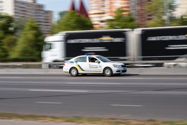 Ukrayna, Kyiv - 24 Eylül 2020: Kyiv Devriyesi Polis aracı yolda ilerliyor
