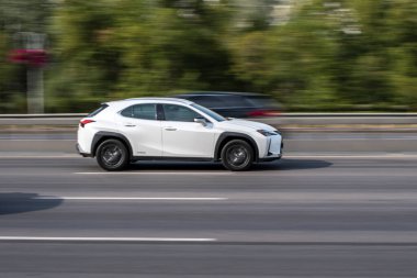 Ukrayna, Kyiv - 24 Eylül 2020: Beyaz araba yolda ilerliyor