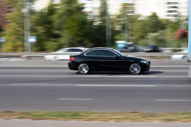 Ukrayna, Kyiv - 24 Eylül 2020: Siyah araba sokakta hareket ediyor