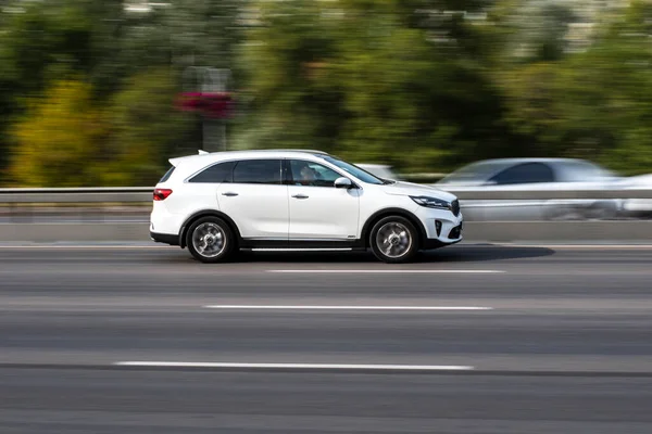 Ukraine Kyiv September 2020 White Car Moving Street — Stock Photo, Image