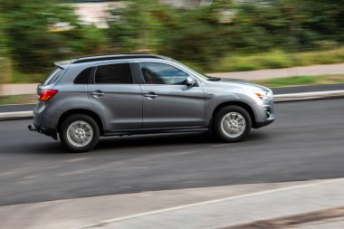 Ukrayna, Kyiv - 28 Eylül 2020: Gümüş araba yolda ilerliyor