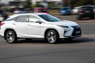Ukrayna, Kyiv - 28 Eylül 2020: Beyaz Lexus LX arabası yolda ilerliyor