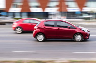 Ukrayna, Kyiv - 24 Eylül 2020: Kırmızı araba yolda ilerliyor