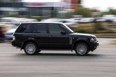 Ukrayna, Kyiv - 28 Eylül 2020: Siyah Range Rover Vogue arabası yolda ilerliyor