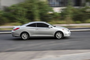 Ukrayna, Kyiv - 28 Eylül 2020: Sokakta hareket eden gümüş Toyota arabasının manzarası
