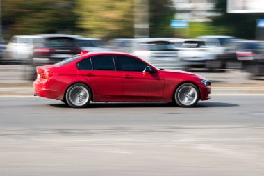 Ukrayna, Kyiv - 28 Eylül 2020: Kırmızı araba yolda ilerliyor