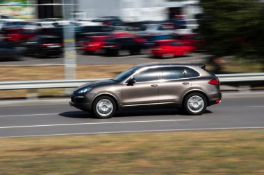 Ukrayna, Kyiv - 28 Eylül 2020: Kahverengi Porsche Cayenne arabası yolda ilerliyor