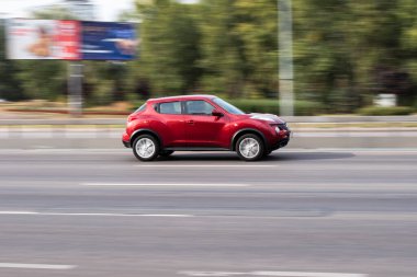 Ukrayna, Kyiv - 24 Eylül 2020: Kırmızı araba yolda ilerliyor