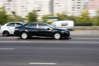 Ukrayna, Kyiv - 28 Eylül 2020: Siyah araba yolda ilerliyor