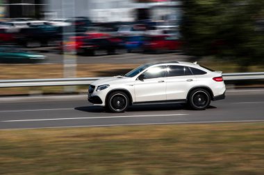 Ukrayna, Kyiv - 28 Eylül 2020: Beyaz Mercedes-Benz GLE Coupe arabası