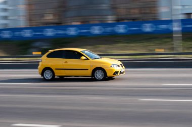 Ukrayna, Kyiv - 24 Eylül 2020: Sarı Koltuklu İbiza arabası sokakta ilerliyor