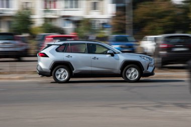 Ukrayna, Kyiv - 28 Eylül 2020: Sokakta hareket eden gümüş Toyota arabasının manzarası